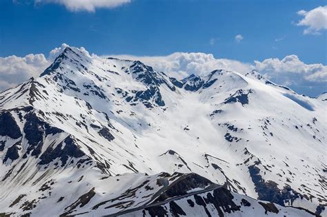 Landschap van de Rocky Mountains met gletsjermeren en besneeuwde bergtoppen
