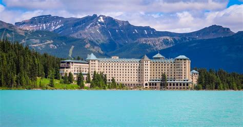 Uitzicht op Lake Louise in Banff National Park met het Fairmont Chateau Lake Louise op de achtergrond