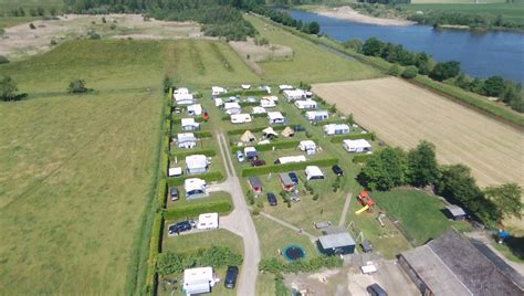 Plattegrond van Camping de Dassenplas met aangegeven locaties van de pipowagens en legertenten.