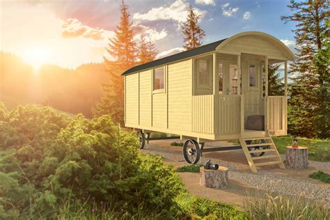 Inspirerende foto van een pipowagen in een bergachtige omgeving met een panoramisch uitzicht.