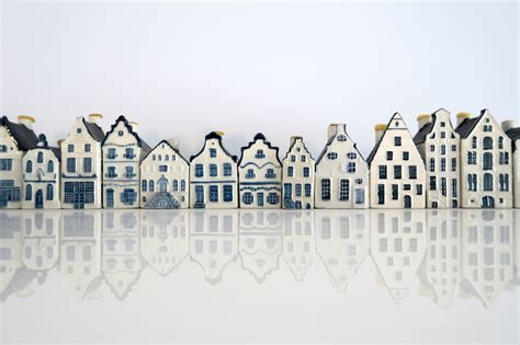 Collage van verschillende KLM-huisjes, elk met een korte beschrijving van het afgebeelde pand en het uitgiftejaar.