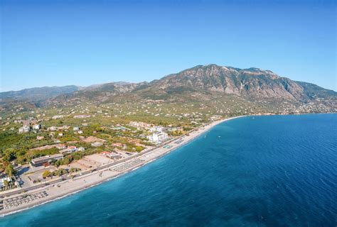 Kalamata Beach met de Taygetos-bergen op de achtergrond