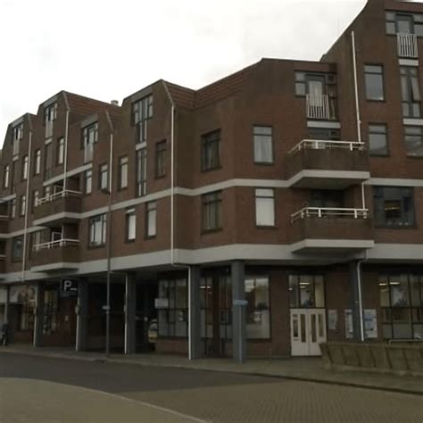 Luchtfoto van een exclusief pand aan het water met ophaalbrug