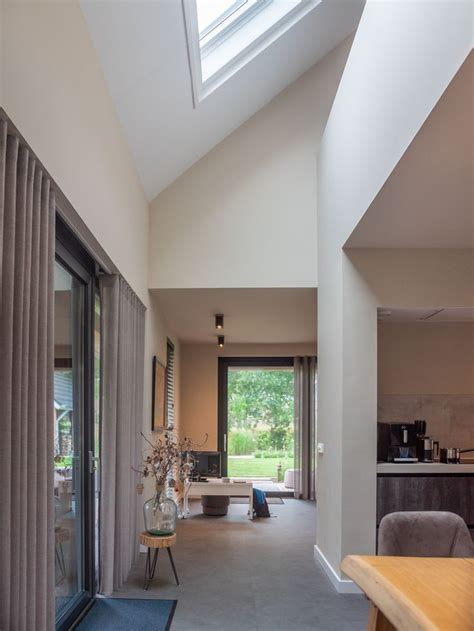 Interieur van een moderne recreatiewoning in stolpstijl met veel lichtinval