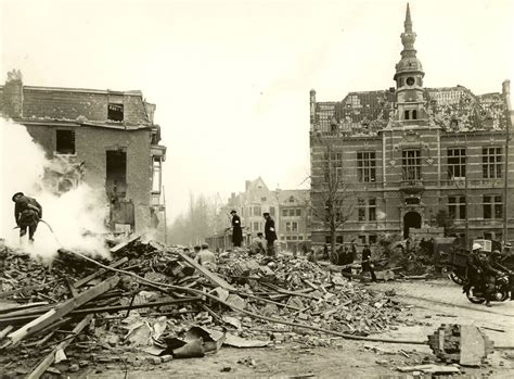 Foto van de Erla-fabriek in Mortsel na de Amerikaanse bombardementen