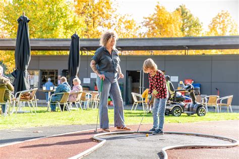 Kinderen genieten van animatie tijdens de Familiedag in het Rivierenhof