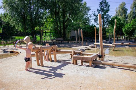 Kinderen spelen in een kleurrijke waterspeeltuin
