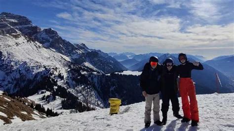 Jongeren genieten van een skivakantie in de Franse Alpen
