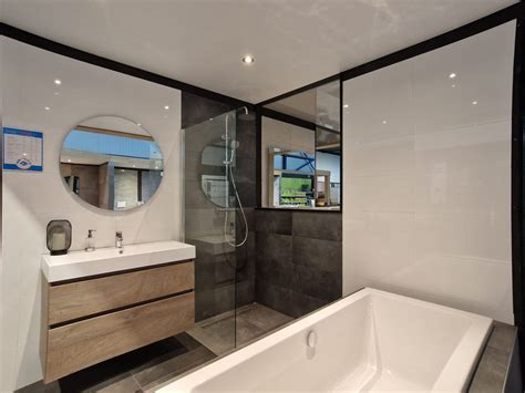 Badkamer met ligbad en aparte douche