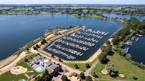 Luganomeer met chalets aan het water