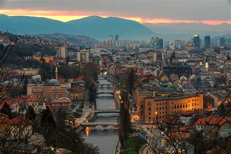 Panorama van de stad Sarajevo met de rivier en bergen op de achtergrond
