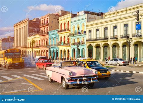 Panoramisch uitzicht over de kleurrijke architectuur van Havana, met klassieke auto's op straat.