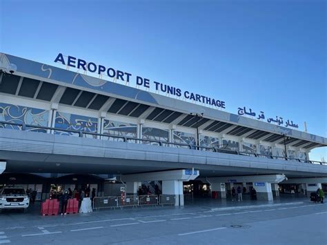 Infografiek met de lay-out van de luchthaven Tunis-Carthage, inclusief terminals, incheckbalies en gates.