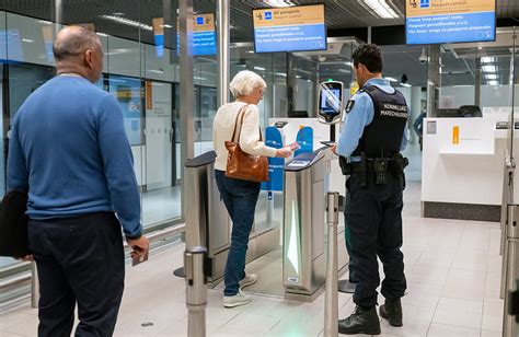 Illustratie van de paspoortcontrole en bagagebanden op een luchthaven.