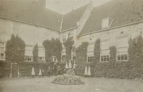 Foto van het monumentale pand van het Weeshuis aan de Kerkstraat 51