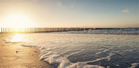 Een mistige ochtend aan de Nederlandse kust, vastgelegd met lange sluitertijd.