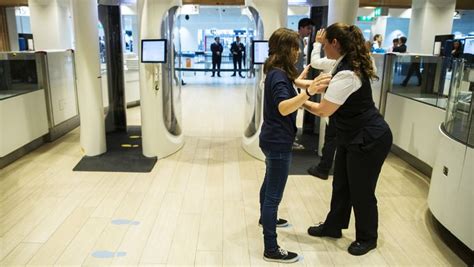 Infographic die de procedure bij de beveiligingscontrole op een luchthaven uitlegt, inclusief regels voor vloeistoffen en elektronica