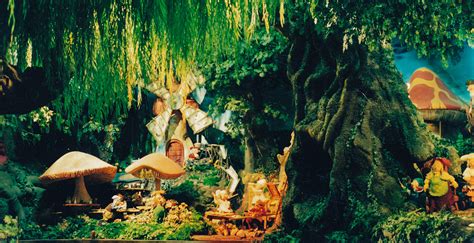 Een van de vernieuwde boten in 'Het Bos van Plop' met decoratieve elementen