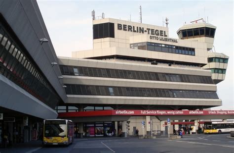 Foto van de zeshoekige hoofdterminal van Berlijn Tegel Airport.