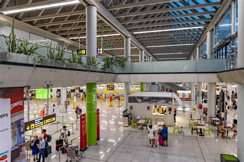 Interieurfoto van de premium check-in balies op de luchthaven van Abu Dhabi.