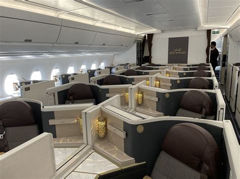 Interieurfoto van de Business Class cabine van de Etihad A350-1000, met focus op de stoelen.