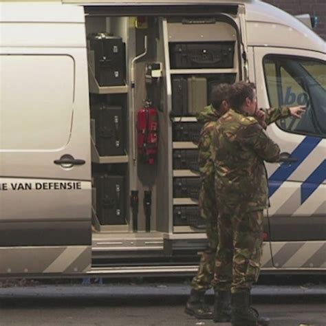 Illustratie van een nepbom of drugs die door de beveiliging van Schiphol worden gesmokkeld