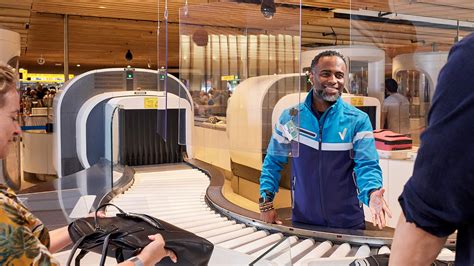 Visualisatie van een tas met nep-explosieven die door de beveiliging van Schiphol gaat