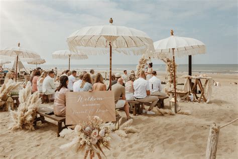 Een sfeervolle, overdekte barn wedding setting met houten details en decoraties