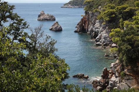 panoramisch uitzicht op de grillige kustlijn van Ligurië met baaien en rotsachtige inhammen