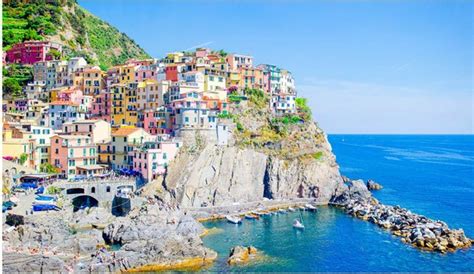 kleurrijke huisjes van Cinque Terre tegen een rotsachtige kustlijn