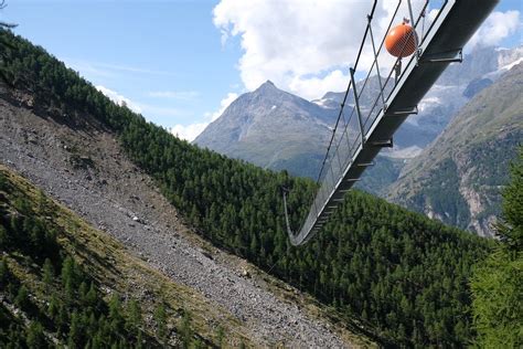 hangbrug over een gletsjer in Zwitserland met een indrukwekkend berglandschap op de achtergrond