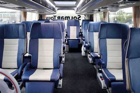 Interieur van een FlixBus-bus met comfortabele stoelen en stopcontacten