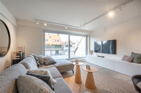Interieur van een gerenoveerd appartement met aparte slaapkamer en keukenfaciliteiten
