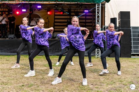 Kinderen die dansen tijdens de minidisco in het hotel