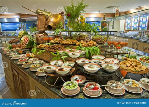 Een buffet met diverse gerechten in het restaurant van het hotel