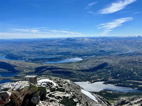 Panoramisch uitzicht vanaf de Gaustatoppen, met de contouren van bergen en valleien op de voorgrond.