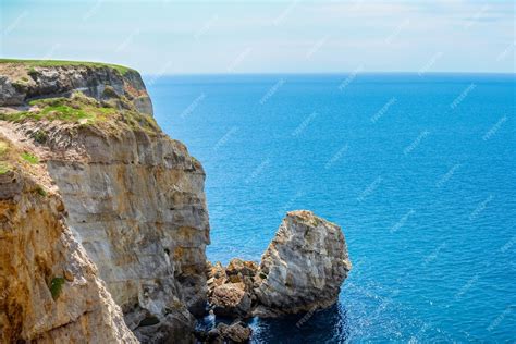 een adembenemend uitzicht op de kliffen en de oceaan bij Uluwatu