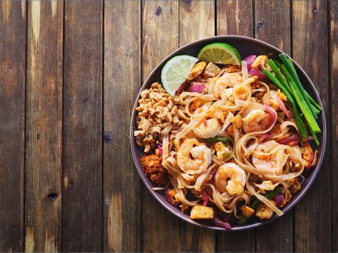 een bord Pad Thai, vers bereid op een straatmarkt