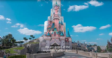 Illustratie van het Kasteel van Doornroosje in Disneyland Parijs tijdens een avondshow