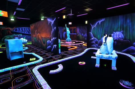 Illustratie van diverse activiteiten in Maastricht, zoals borrelen, glowgolf en wellness.