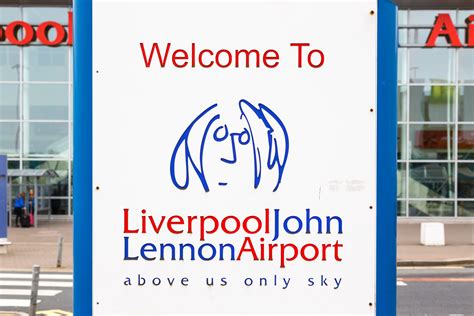 Plattegrond van Liverpool John Lennon Airport met de twee terminals en belangrijke faciliteiten