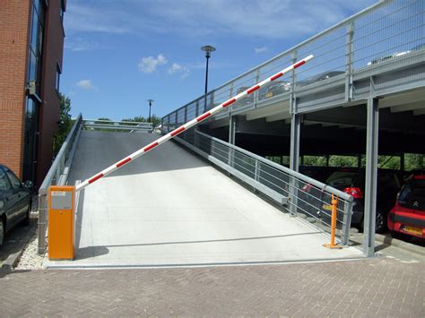 Illustratie van het proces bij de slagboom: kentekenregistratie en toegangscode invoer.