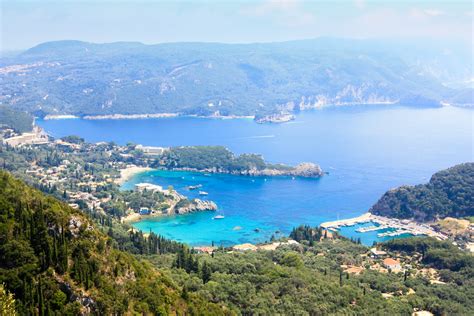 Panoramisch uitzicht op de baai van Paleokastritsa met turquoise water en groene heuvels