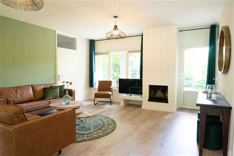 Interieur van een ruime vakantiewoning met houtkachel en comfortabele zitruimte