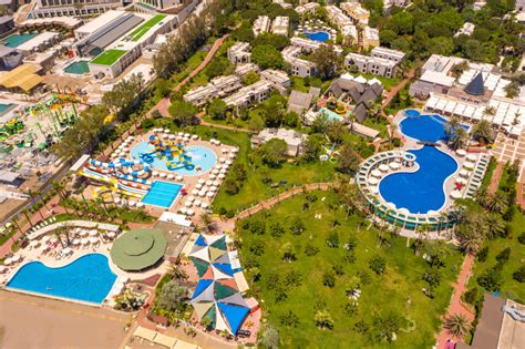 Illustratie van gezinnen die genieten van diverse activiteiten in een TUI MAGIC LIFE resort