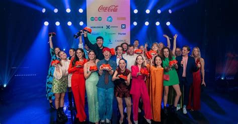 foto van een gala-evenement met uitreiking van prijzen