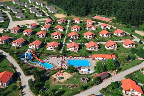 Luchtfoto van Villapark Várgesztes met zwembaden en vakantiewoningen omgeven door groen.