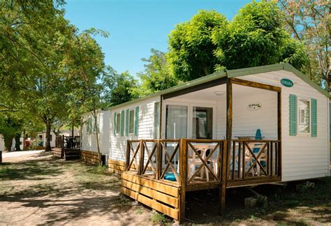Verschillende soorten accommodaties op de camping: stacaravan, lodge, tipi
