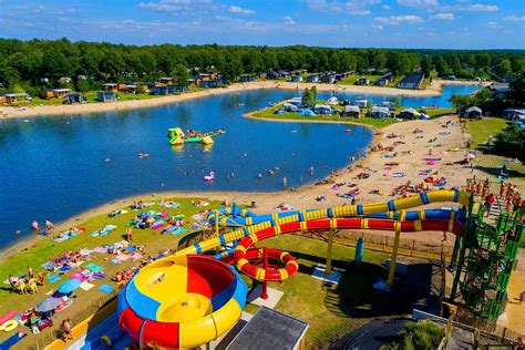 Impressie van de glijbanen bij het recreatiemeer van Vakantiepark Capfun Het Stoetenslagh.