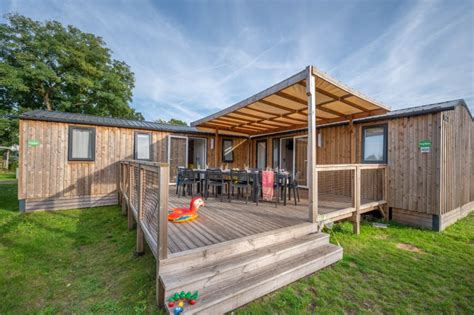 Een voorbeeld van een comfortabel ingericht chalet op Vakantiepark Capfun Het Stoetenslagh.